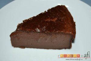 Flan de chocolate al horno, servir en porciones