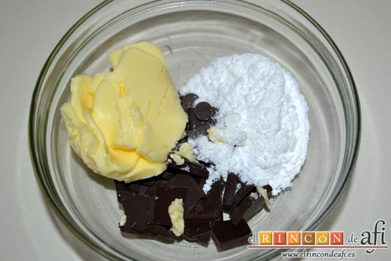 Galletas de chocolate caseras, poner en un bol la mantequilla, el chocolate troceado y el azúcar glass
