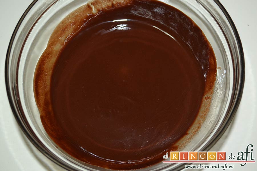 Galletas de chocolate caseras, derretir en microondas