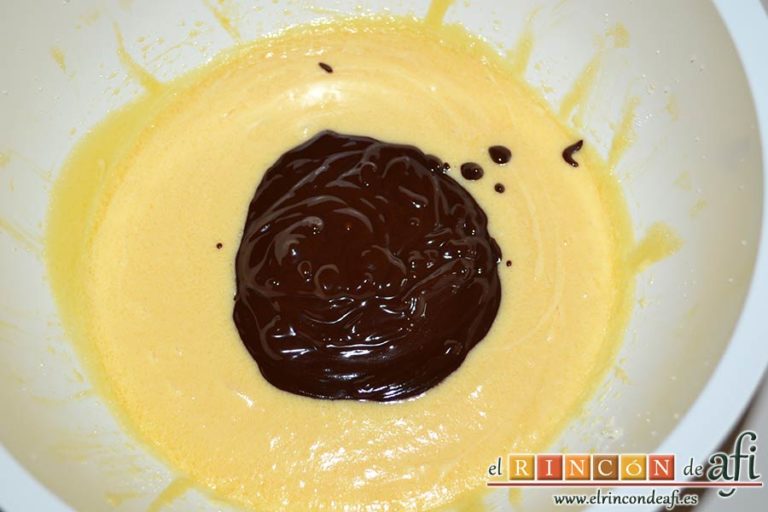 Galletas de chocolate caseras, mezclar y añadir el chocolate fundido