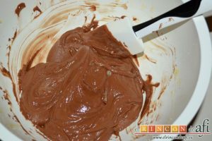 Galletas de chocolate caseras, mezclar con una lengua
