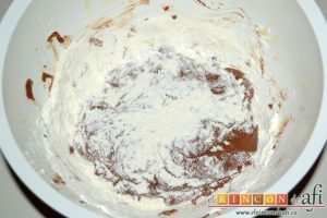 Galletas de chocolate caseras, incorporarla lentamente a la mezcla de chocolate