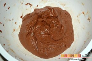 Galletas de chocolate caseras, amasar bien