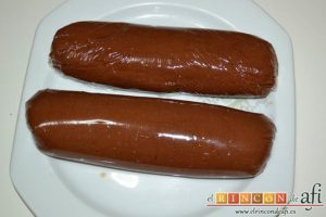 Galletas de chocolate caseras, envolver en film y refrigerar