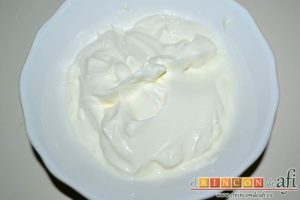 Nata agria o crema agria, verter el yogur en un cuenco