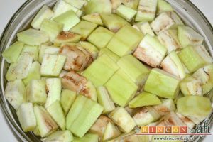Pisto de verduras a la turca, pelarlas, cortarlas y ponerlas en un bol con agua fría y sal