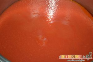 Pisto de verduras a la turca, añadir el tomate triturado