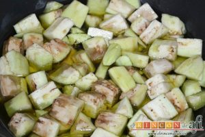 Pisto de verduras a la turca, freír la berenjena