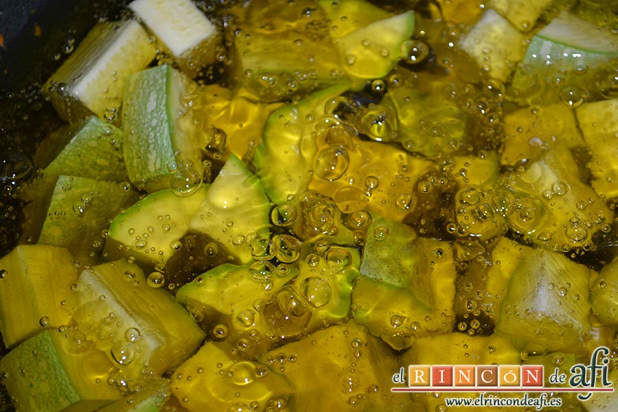 Pisto de verduras a la turca, freír los calabacines