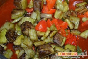 Pisto de verduras a la turca, calentar la salsa de tomate y añadir la berenjena y los pimientos