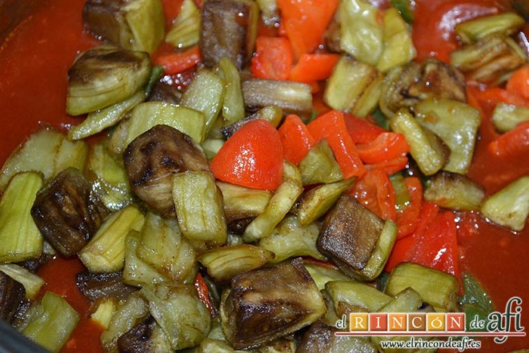Pisto de verduras a la turca, calentar la salsa de tomate y añadir la berenjena y los pimientos