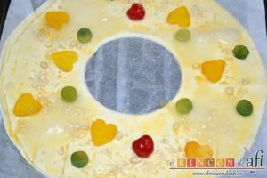 Roscón de hojaldre para Reyes, poner encima la decoración y presionar