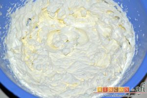 Roscón de hojaldre para Reyes, montar la nata