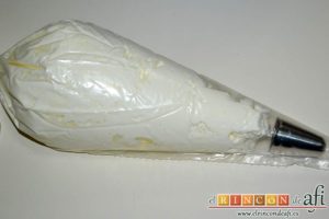 Roscón de hojaldre para Reyes, poner en una manga pastelera con boquilla grande rizada
