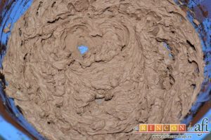 Roscón de hojaldre para Reyes, preparar la trufa montando la nata con cacao en polvo