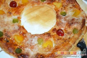 Roscón de hojaldre para Reyes, cortar la rosca a la mitad