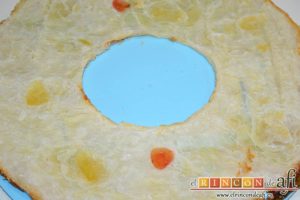 Roscón de hojaldre para Reyes, separar la parte superior de la inferior