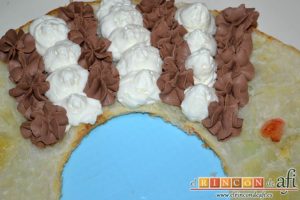 Roscón de hojaldre para Reyes, ir colocando la nata y la trufa de forma alternativa