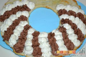 Roscón de hojaldre para Reyes, ir rellenando poco a poco