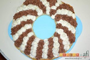 Roscón de hojaldre para Reyes, rellenar hasta completar