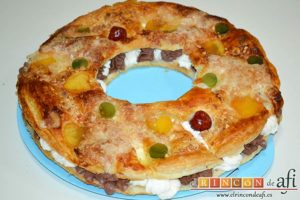 Roscón de hojaldre para Reyes, volver a colocar la tapa superior
