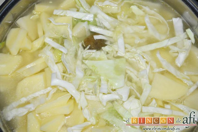 Sopa de papas, puerros y col, cubrir con agua y añadir una pastilla de caldo de verduras