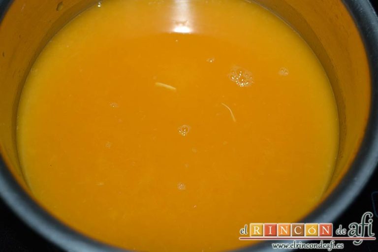 Tiramisú de frambuesas con almíbar de naranja, poner el zumo en un cazo al fuego con azúcar