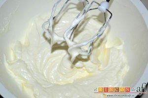 Tiramisú de frambuesas con almíbar de naranja, batir la nata con azúcar glass