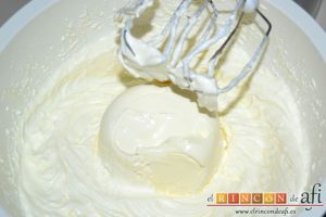 Tiramisú de frambuesas con almíbar de naranja, añadir el queso mascarpone