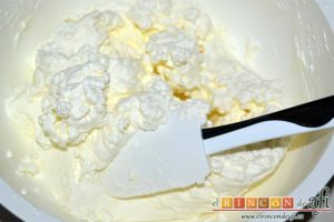 Tiramisú de frambuesas con almíbar de naranja, batir hasta integrar