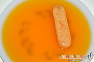 Tiramisú de frambuesas con almíbar de naranja, remojar los bizcochos en el almíbar
