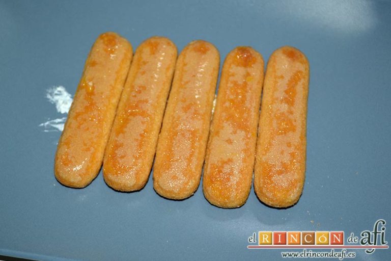 Tiramisú de frambuesas con almíbar de naranja, ir colocando los bizcochos en la bandeja