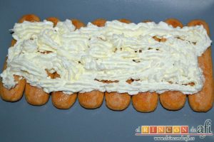 Tiramisú de frambuesas con almíbar de naranja, cubrirlos con una capa de crema de queso