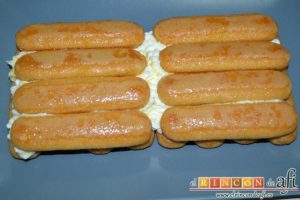 Tiramisú de frambuesas con almíbar de naranja, colocar una segunda capa de bizcochos mojados en almíbar