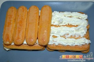 Tiramisú de frambuesas con almíbar de naranja, otra capa de queso crema