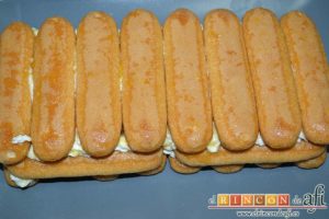 Tiramisú de frambuesas con almíbar de naranja, concluir con una última capa de crema y bizcochos