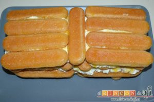 Tiramisú de frambuesas con almíbar de naranja, cubrir