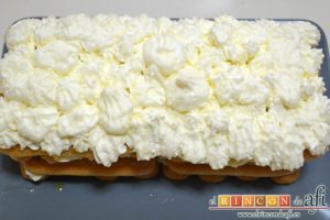 Tiramisú de frambuesas con almíbar de naranja, recubrir con el restante queso crema