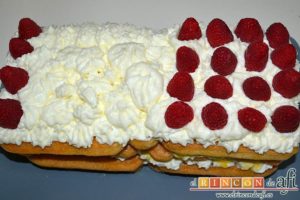 Tiramisú de frambuesas con almíbar de naranja, decorar