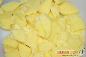 Tortilla a la paisana, pelar y cortar las papas