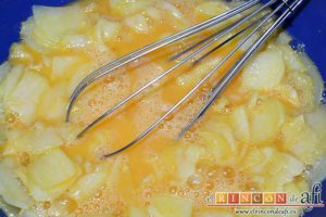Tortilla a la paisana, batir los huevos en un bol, añadir las papas y salar