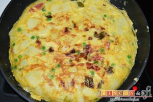 Tortilla a la paisana, echar a una sartén e ir cociendo