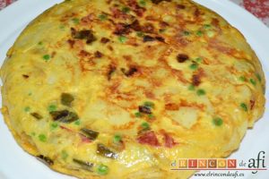Tortilla a la paisana, pasar al plato de presentación