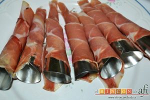 Cucuruchos de jamón serrano con bechamel de setas, colocarlos en un plato con el pliegue hacia abajo