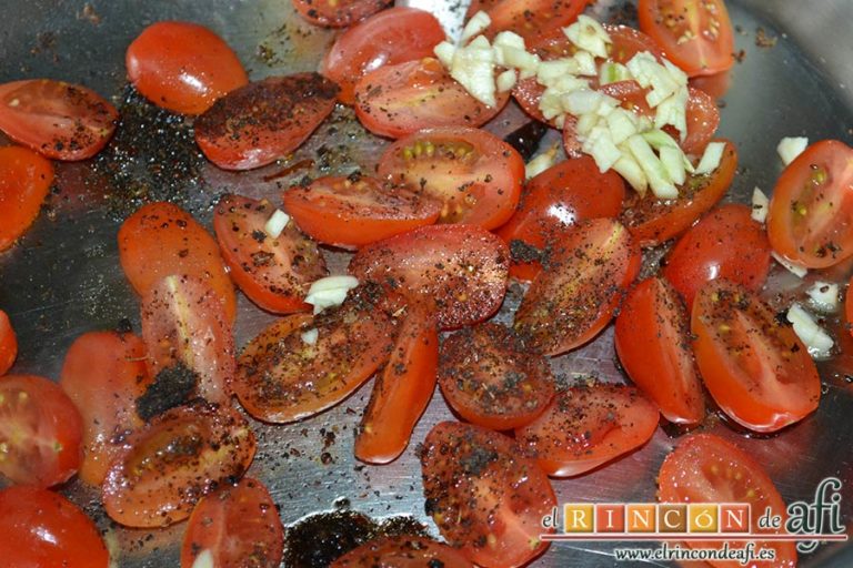 Tallarines con tomates cherry, bacon, queso y nueces, echarlos en un caldero con aceite, el ajo picado y las especias