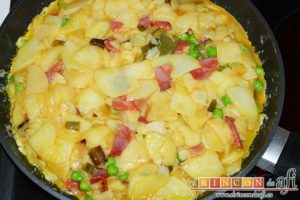 Tortilla a la paisana, verter la mezcla en una sartén con aceite de oliva