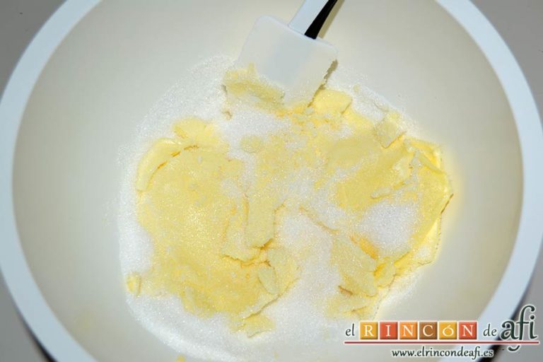 Alfajores con dulce de leche, poner en un bol la mantequilla en pomada con el azúcar