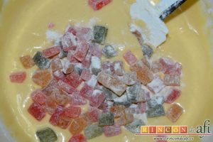Bizcocho navideño con fruta confitada, añadirlos a la mezcla