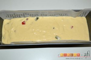 Bizcocho navideño con fruta confitada, volcar la mezcla en el molde y alisar la superficie