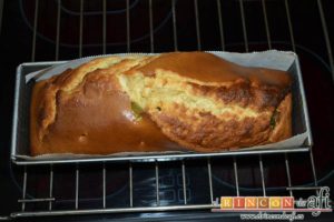Bizcocho navideño con fruta confitada, hornear y dejar enfriar